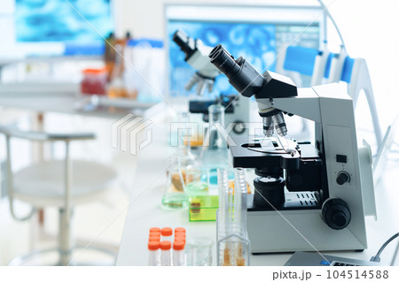研究室で研究開発をするための実験器具と顕微鏡 104514588