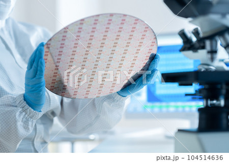 クリーンルームでウェハーを検査するエンジニア 104514636