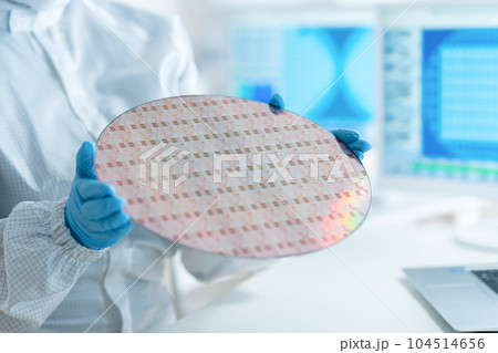 クリーンルームでウェハーを検査するエンジニア 104514656