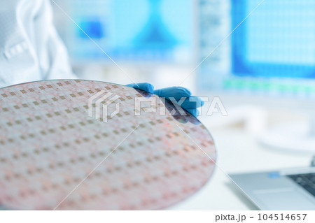 クリーンルームでウェハーを検査するエンジニア クリーンルームでウェハーを検査するエンジニア 104514657