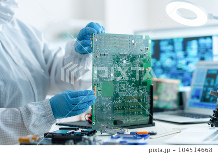 クリーンルームで基板を検査するエンジニア クリーンルームで基板を検査するエンジニア 104514668