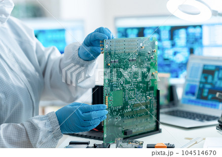 クリーンルームで基板を検査するエンジニア 104514670