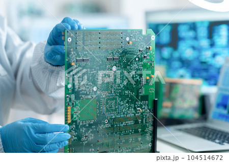クリーンルームで基板を検査するエンジニア 104514672