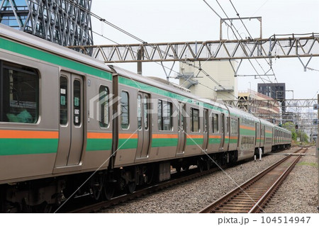 JR池袋駅を出発した下り湘南新宿ラインの電車 JR池袋駅を出発した下り湘南新宿ラインの電車 104514947