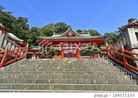 足利織姫神社の社殿に参道の石段 104515333