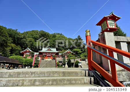 足利織姫神社の社殿に参道石段 104515349