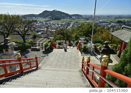 足利織姫神社の社殿前広場から浅間山に市街地を望む 足利織姫神社の社殿前広場から浅間山に市街地を望む 104515360