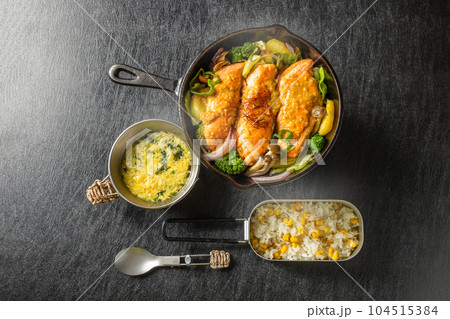 鮭のスキレット焼き grilled salmon in an iron skillet 鮭のスキレット焼き grilled salmon in an iron skillet 104515384