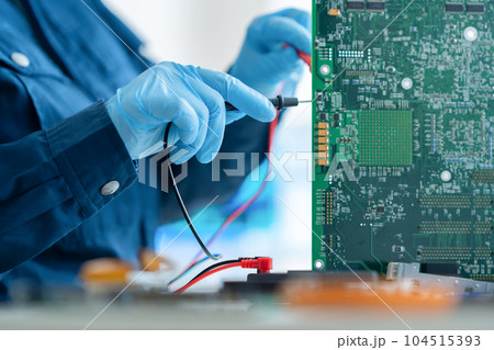 基板を検査するエンジニア 104515393