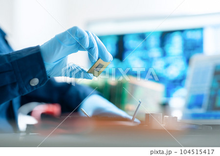 基板を検査するエンジニア 104515417