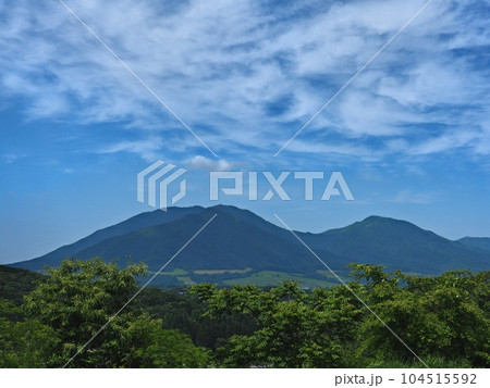 米子道上り蒜山SAから見る蒜山 米子道上り蒜山SAから見る蒜山 104515592