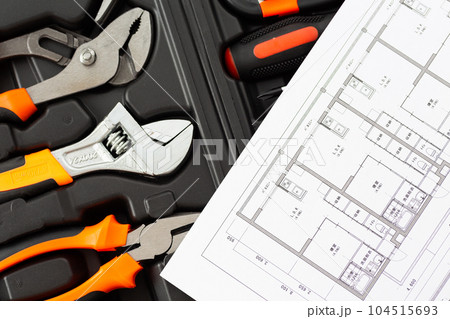 工具セットと住宅図面 工具セットと住宅図面 104515693