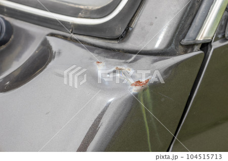 車の劣化 Car body deterioration and rust, dents 車の劣化 Car body deterioration and rust, dents 104515713