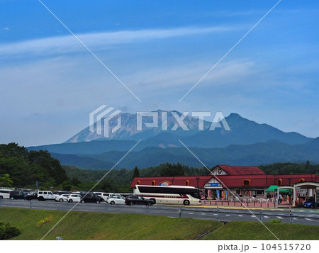 米子道下り蒜山SAから見る大山と烏ヶ山 104515720