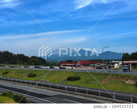 米子道下り蒜山SAから見る大山と烏ヶ山 104515723