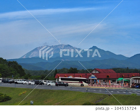 米子道下り蒜山SAから見る大山と烏ヶ山 米子道下り蒜山SAから見る大山と烏ヶ山 104515724
