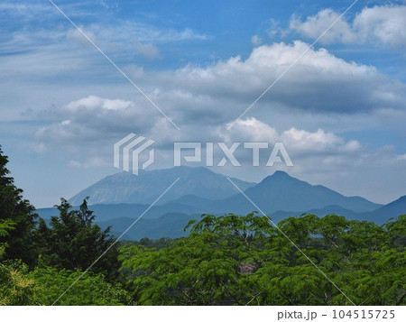 米子道上り蒜山SAから見る大山と烏ヶ山 104515725