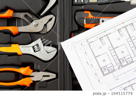 工具セットと住宅図面 工具セットと住宅図面 104515779