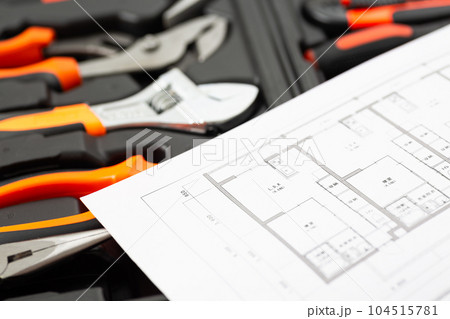 工具セットと住宅図面 工具セットと住宅図面 104515781
