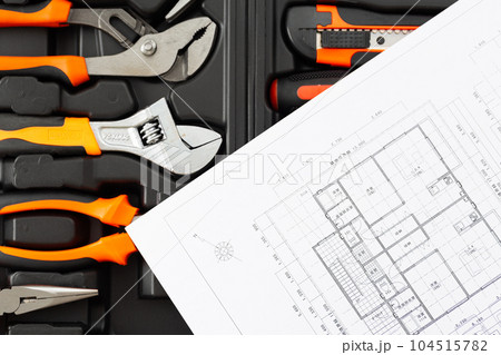 工具セットと住宅図面 104515782
