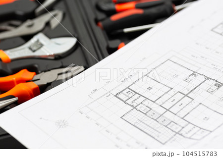 工具セットと住宅図面 工具セットと住宅図面 104515783
