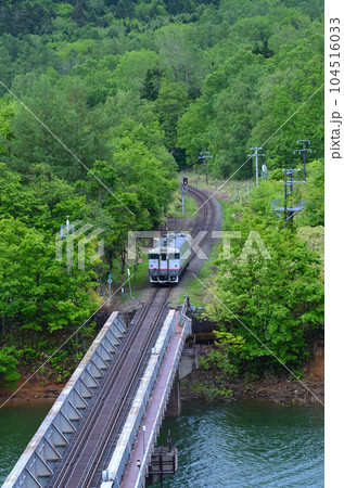 金山湖橋を渡る宗谷線急行気動車風塗装の普通列車 104516033