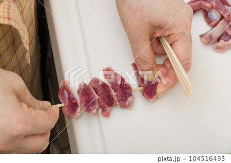 【焼き鳥砂肝の串打ちをする主婦】 104516493