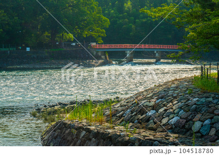 【京都風景】宇治は源氏物語の最後の十帖の主要な舞台 【京都風景】宇治は源氏物語の最後の十帖の主要な舞台 104518780