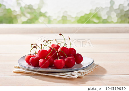 紅秀峰、山形県産のさくらんぼ　白いテーブルにお皿の上に沢山のさくらんぼ 104519050