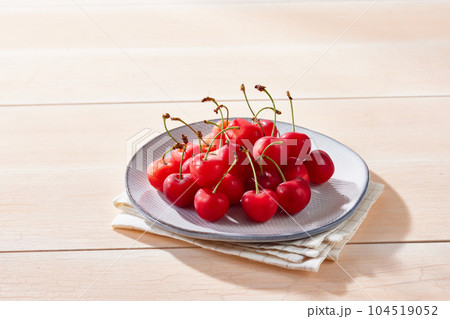 紅秀峰、山形県産のさくらんぼ　白いテーブルにお皿の上に沢山のさくらんぼ 104519052