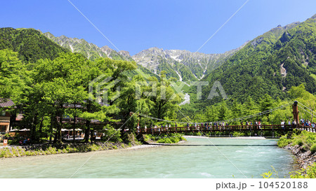 長野県の名所国立公園上高地の初夏(快晴) 長野県の名所国立公園上高地の初夏(快晴) 104520188