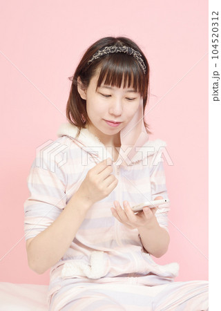 マスクを外す女性 104520312