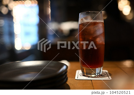 雰囲気のいいバーで飲むカシスソーダ 104520521