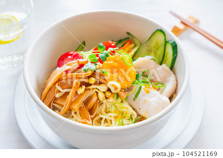 具だくさんの冷やしラーメン 104521169