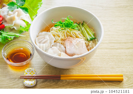えび水餃子の冷たいラーメン えび水餃子の冷たいラーメン 104521181