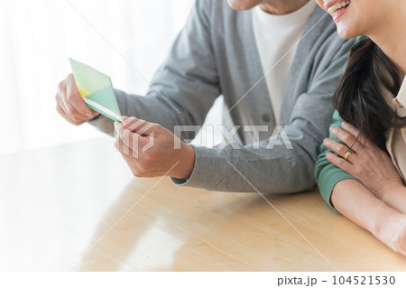 通帳を見るシニア夫婦 通帳を見るシニア夫婦 104521530