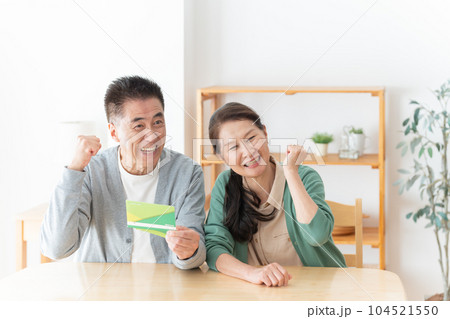 通帳を見るシニア夫婦 通帳を見るシニア夫婦 104521550