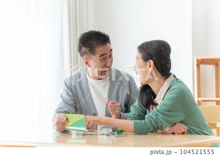 通帳を見るシニア夫婦 通帳を見るシニア夫婦 104521555