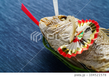 正月祝い用の鯛の塩焼き 104521578