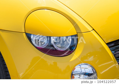 古い自動車のヘッドライト　Headlight of the old car 104522057