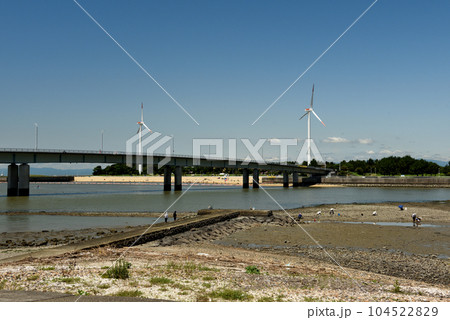 海水浴と潮干狩り 104522829