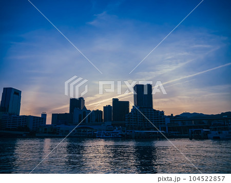 夕方のビル群 夕方のビル群 104522857