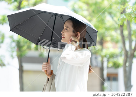 日傘をさす女性　汗 104522887