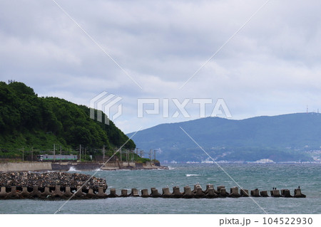 石狩湾の海岸沿いを走るJR函館本線の列車 銭函駅付近 石狩湾の海岸沿いを走るJR函館本線の列車 銭函駅付近 104522930