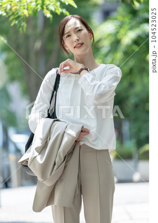 汗をかく女性　夏 104523025