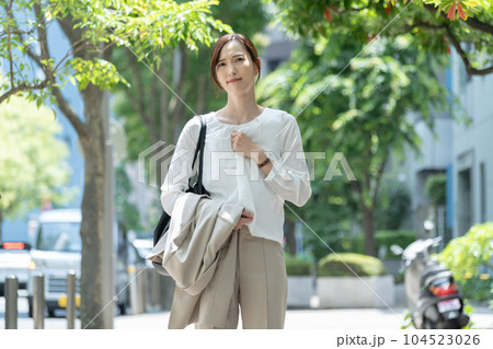 汗をかく女性　夏 104523026