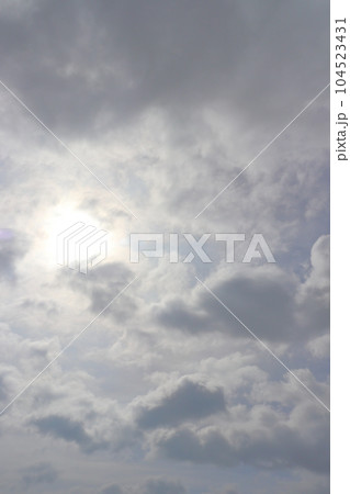 雲の多い空 太陽 雲の多い空 太陽 104523431