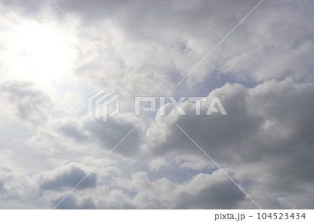 雲の多い空 太陽 雲の多い空 太陽 104523434