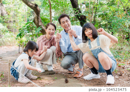 田舎の祖父母の家で遊ぶ孫たち 104523475