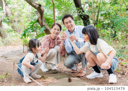 田舎の祖父母の家で遊ぶ孫たち 104523479